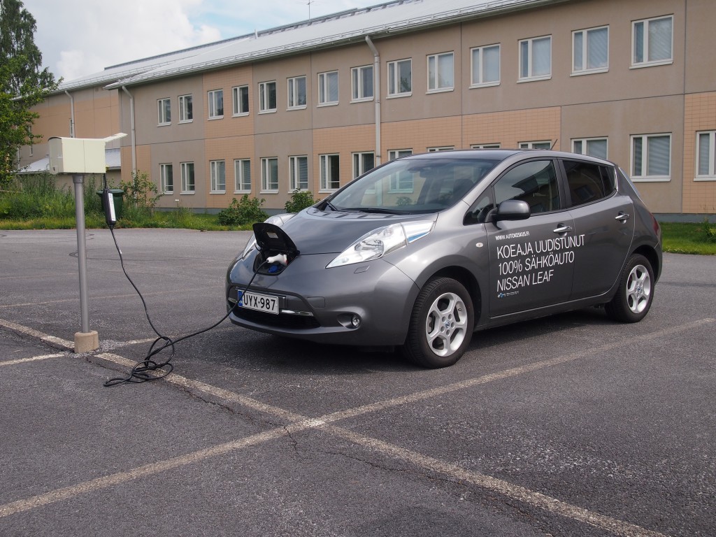 Auto latauksessa koulun pihassa, ihan tavallisessa lämpötolpassa (10A virralla).